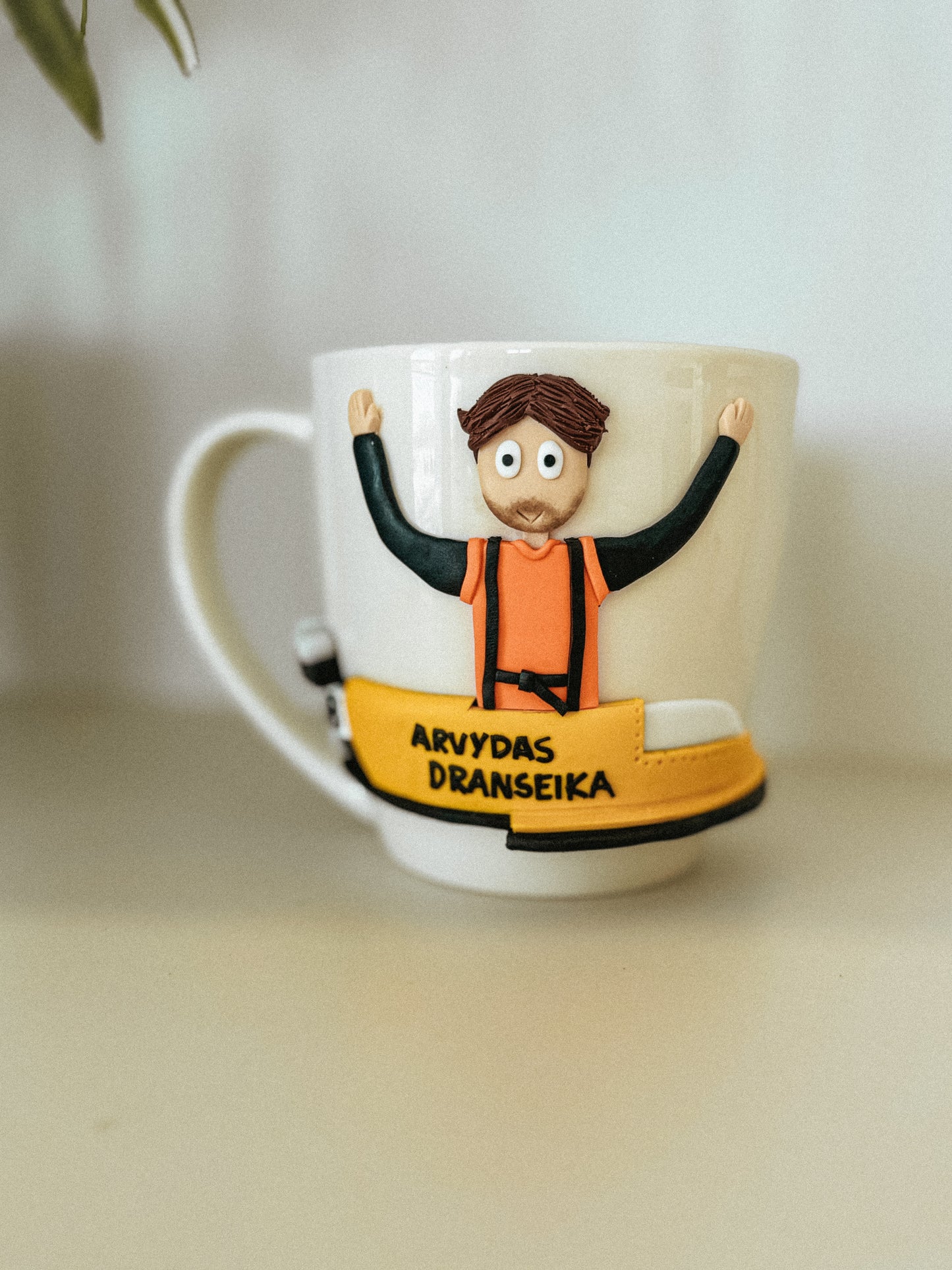 Dekoruotas puodelis atkurtas pagal nuotrauką (Vienas asmuo su papildomom detalėm- mašina, dviratis ir t.t)
